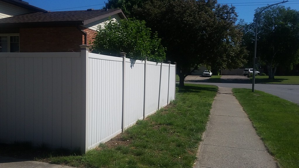 White vinyl fence in Baton Rouge LA